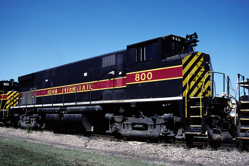 IAIS 800 on PERI-11 @ Henry, IL.  August 11, 2001.