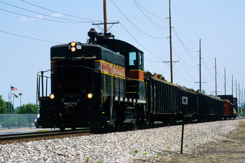 IAIS 250 with RISW-05 @ 3rd St; East Moline, IL.  June 5, 2003.