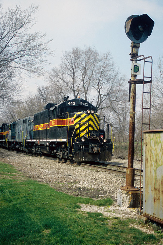 IAIS 413 with RIPE-06 @ Green River, IL.  April 6, 2004.