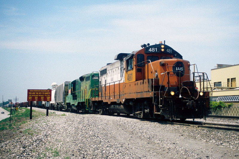 IAIS 481 with RISW-21 @ Rock Island, IL.  May 21, 2004.