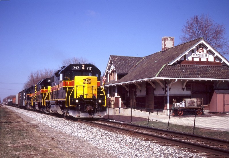 IAIS 717 with CBBI-31 @ Marseilles, IL.  May 2, 2005.