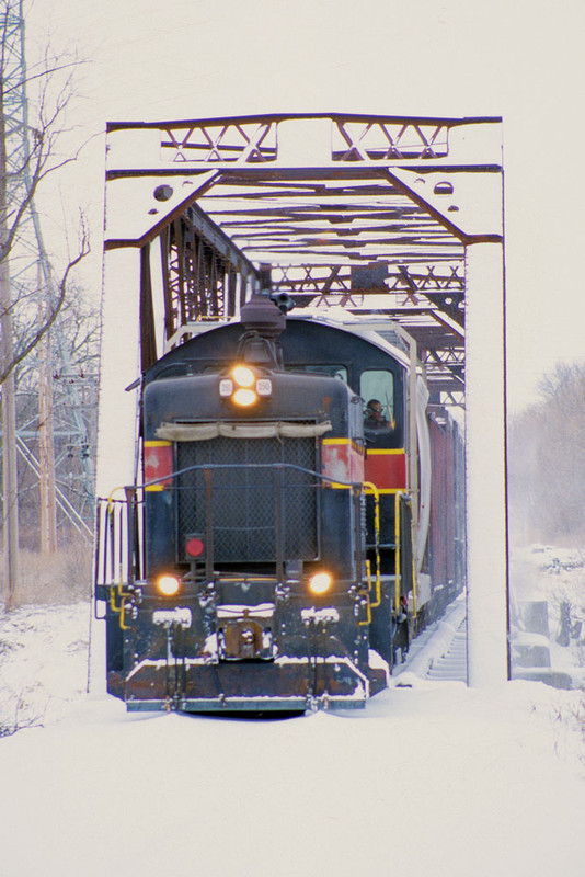 IAIS 250 with RISW-04 @ North Ave; Rock Island, IL.  March 4, 2002.