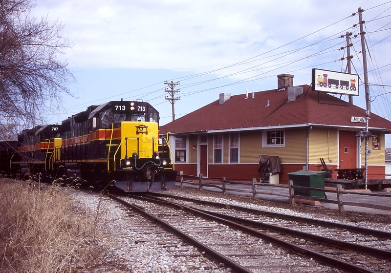 IAIS 713 with RISW-16 @ Milan, IL.  March 16, 2005.