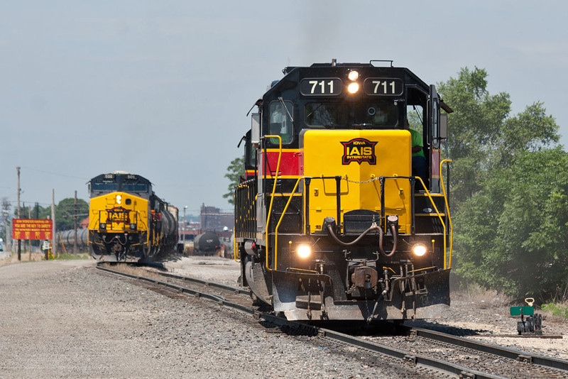 BUSW-05 (711) & CBBI-04 (506) @ Rock Island, IL.  July 5, 2011.