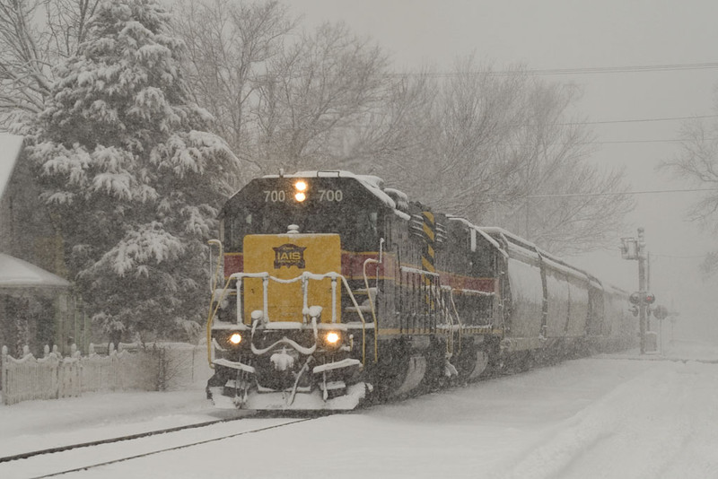 IAIS 700 with RISW-28 @ Marquette St; Davenport, IA.  December 28, 2007.