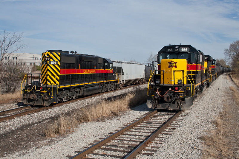 SISW-18 (154) passes a BISI (156) at Moline, IL.  November 18, 2011.