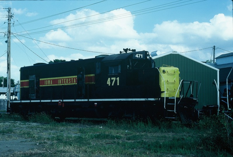471 sits on the siding at Altoona, Iowa after the worst accident in IAIS history. 13-Aug-1988.