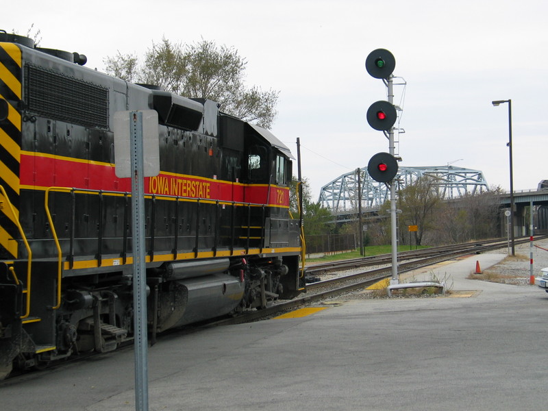 The westbound gets the high green to leave Blue Island, Nov. 4, 2006.