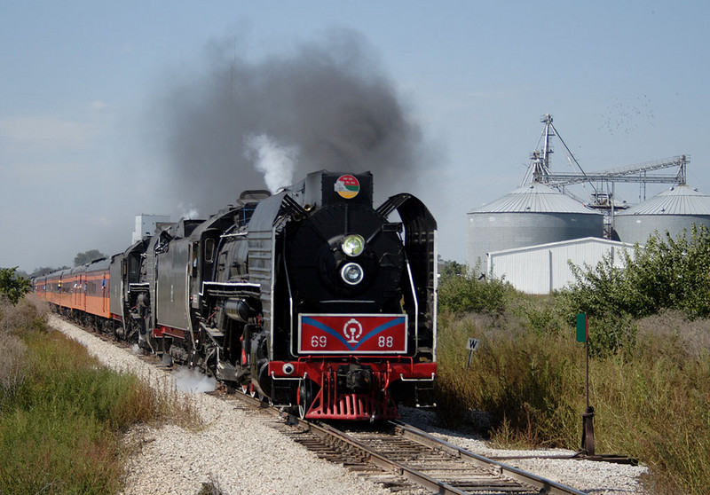 Eastbound coasting by Hawkeye (Coralville), IA.