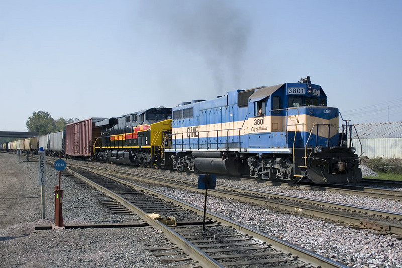 DME 3801 is today's Nahant Switcher.  It grabbed a hold of IAIS 509 and MKCSP's Nahant setout and took it to the yard office.  Nahant Yard; Davenport, IA.  26-Sept-2008.