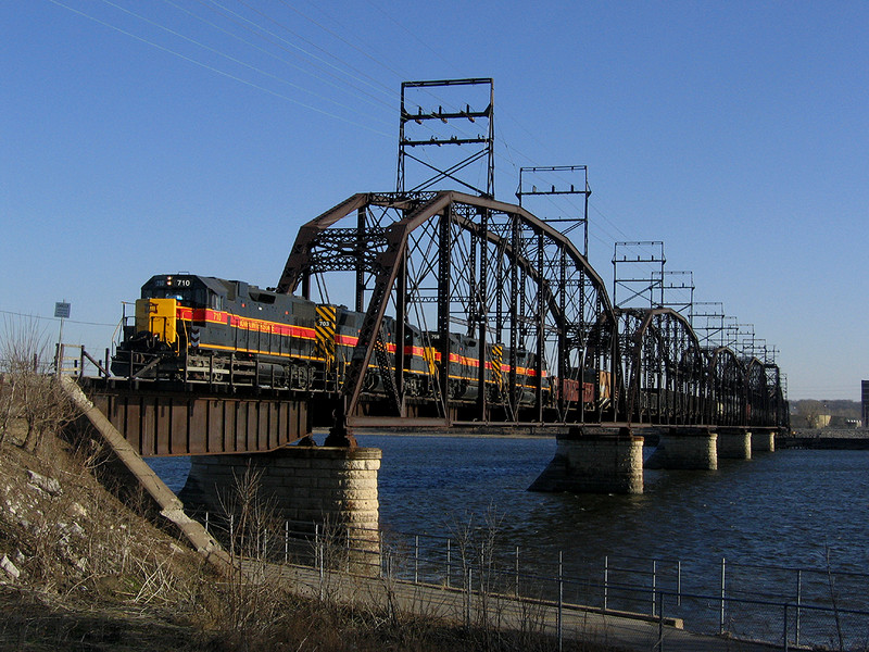 BICB-13 pulls across the Crescent Bridge into Davenport.  14-Feb-2006.