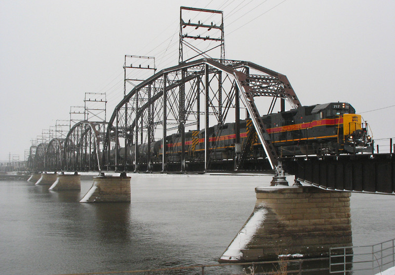 BICB-21 crosses the Mississippi River via BNSF's Crescent Bridge on 22-Jan-06.