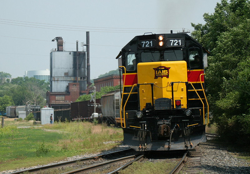 BICB's headend rounds the corner between Howell St and Rockingham Rd on the Golden State Route in Davenport, IA.  16-Jun-2006.