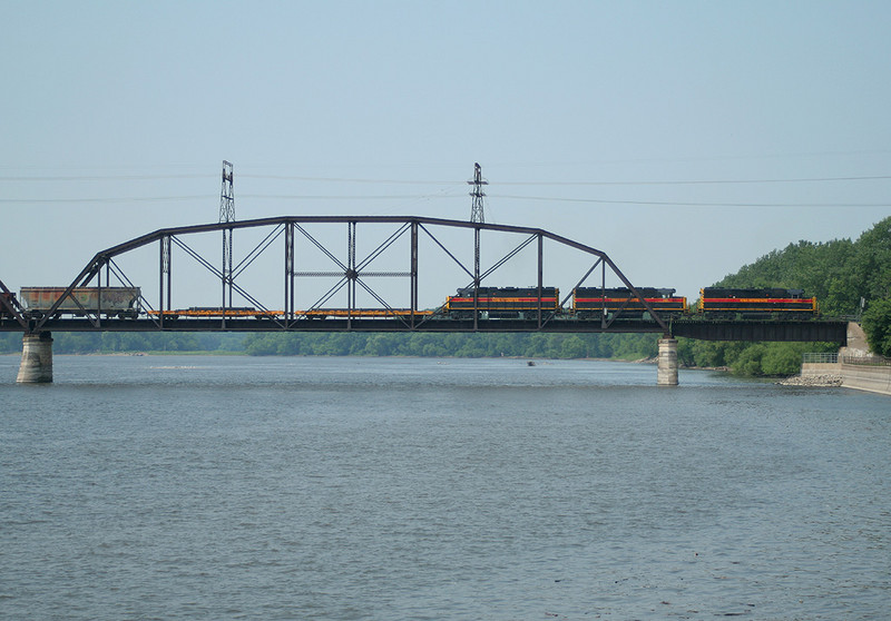 BICB on BNSF's Crescent Bridge crossing into Davenport, IA.  16-Jun-2006.