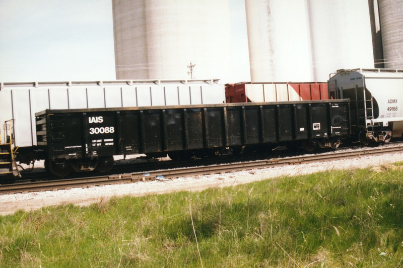 IAIS 30088 at Altoona, IA, on 13-May-1997