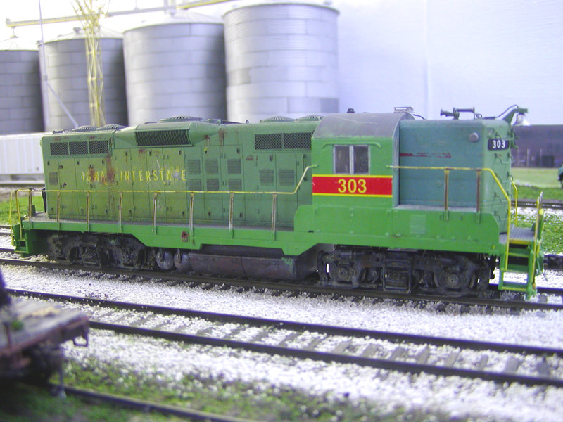 Engineer's side of IAIS 303 with her 2004 paint and detail updates, plus some updated weathering.  The Bluffs shop crews apparently didn't mask the trucks and fuel tank when they sprayed the sill, leaving a bit of overspray on the brake cylinders and fuel tank corners, so I tried to replicate that look.