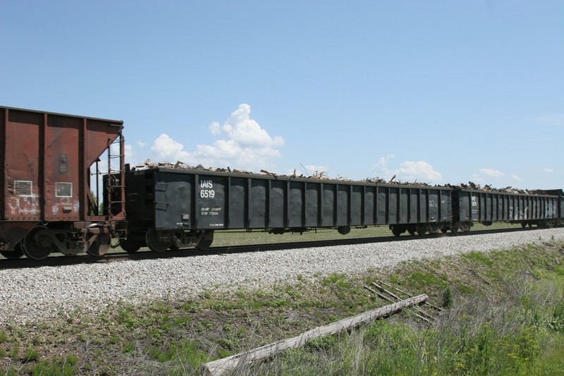 IAIS 6519 near Victor, IA, on 1-Jun-2006