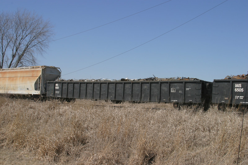 IAIS 6528 sits with scrap at Wilton, IA, on 16-Mar-2005