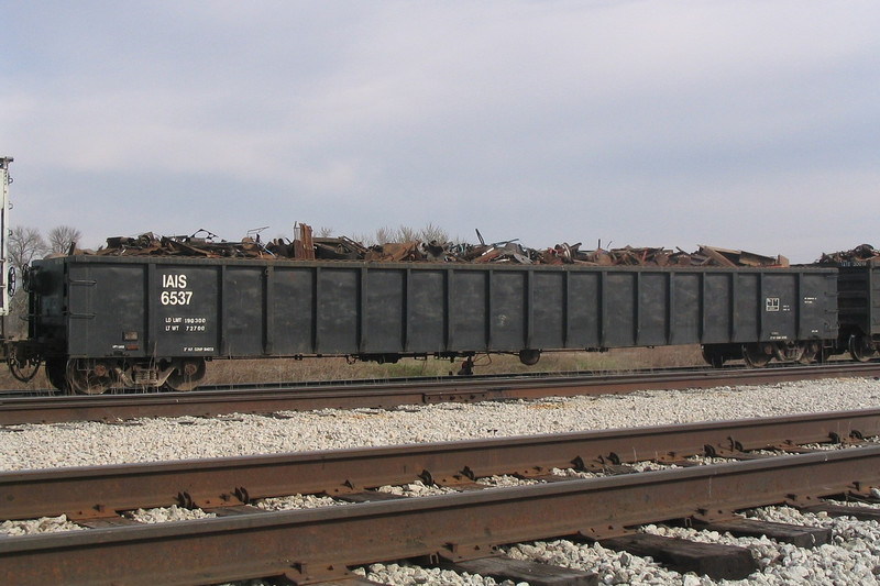 IAIS 6537 in Newton, IA on 4/9/05.