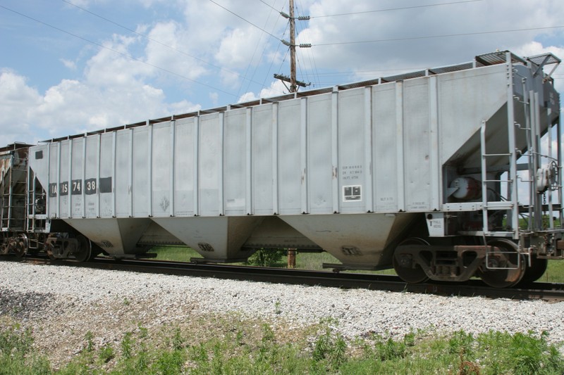 IAIS 7438 at Marengo, IA, on 1-Jun-2006