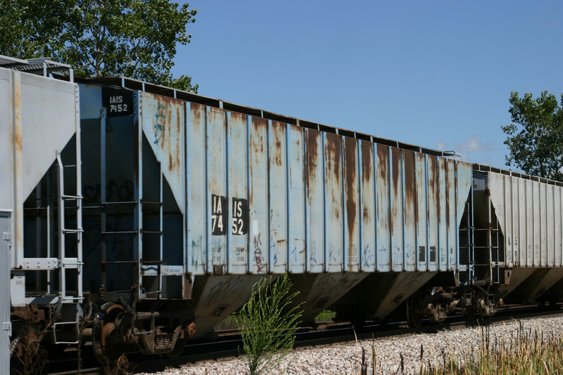 IAIS 7452 at Oxford, IA, on 9-Aug-2004