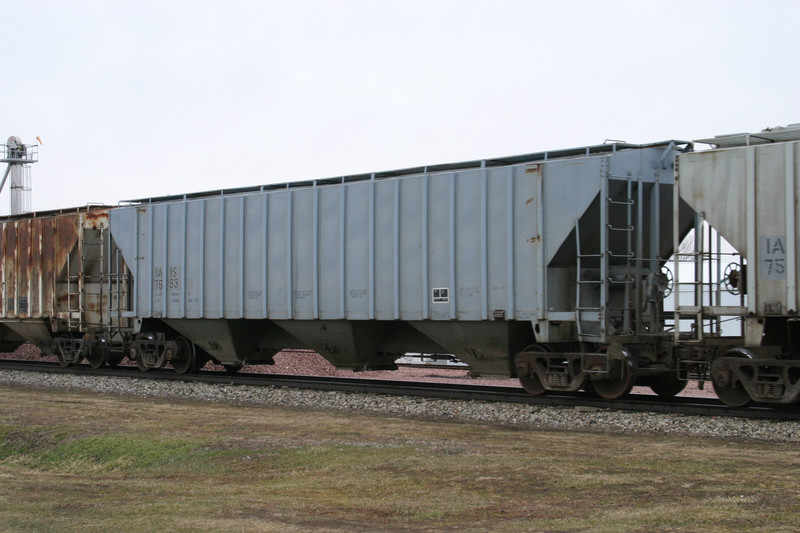 IAIS 7593 at Victor, IA, on 18-Mar-2005