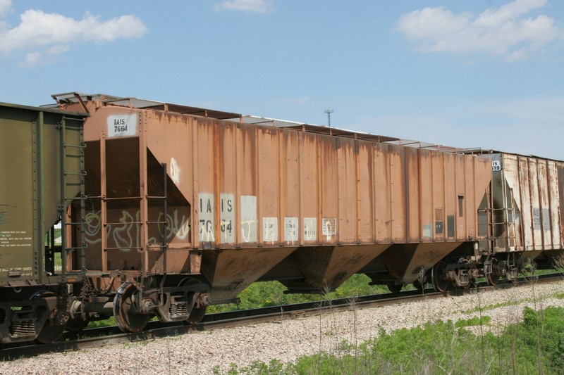 IAIS 7664 in Iowa City, IA, on 1-Jun-2006