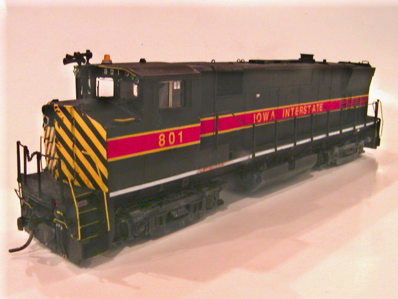 Conductor's side.  Barely visible on top of the fuel tank at the front edge is the spare coupler knuckle bracket.

Because of the unusual spacing on the prototype, the "Iowa Interstate" lettering in the Microscale #551 set had to be cut into individual letters and applied alphabet-style.

The prototype 801 suffered from transition problems, and so was confined to Bluffs yard in Council Bluffs for the last six years of her time on the IAIS.  For that reason, I only lightly weathered the model, with some dust on the trucks from IAIS' white ballast, as well as some mud splashes inboard of each axle and on the pilots and fuel tank ends.  I also added rust at the appropriate locations based on prototype photos.