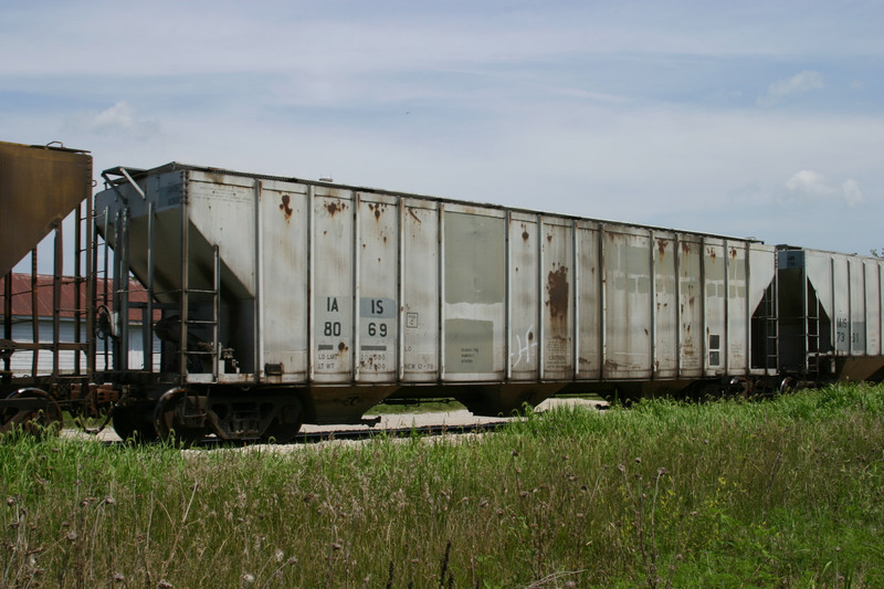 IAIS 8069 at South Amana, IA, on 7-Aug-2004