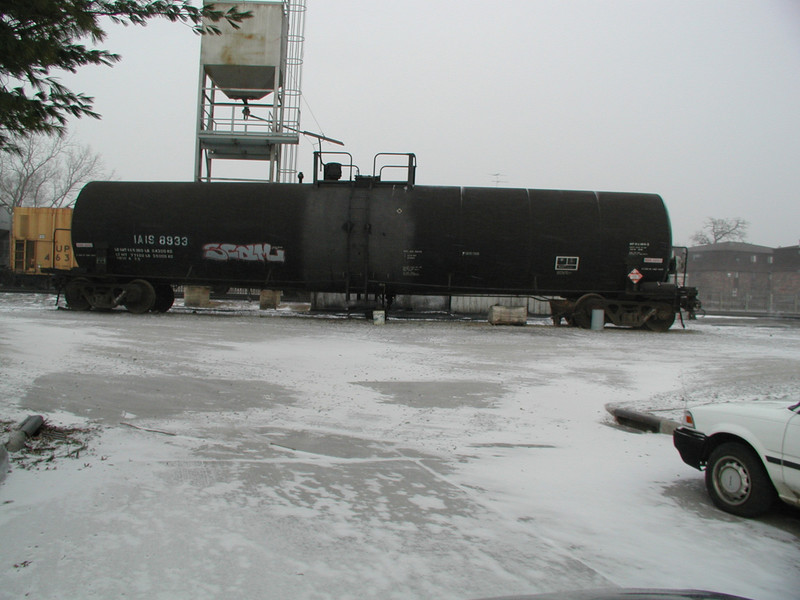 IAIS 8933 at Iowa City, IA, on 23-Dec-2001