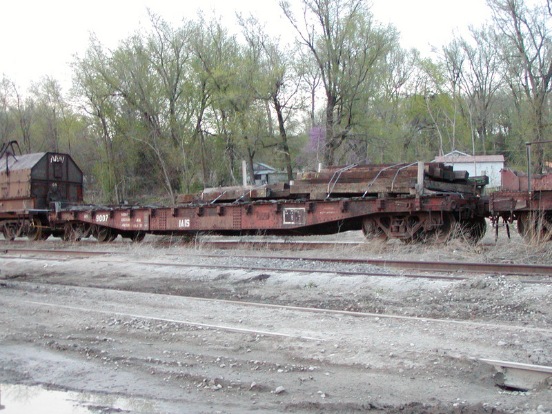 IAIS 9007 at Council Bluffs, IA, on 25-Apr-2002