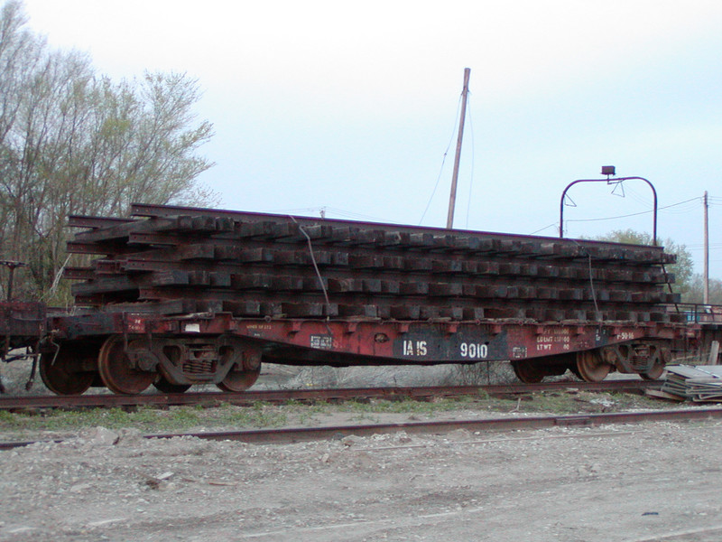 IAIS 9010 at Council Bluffs, IA, on 25-Apr-2002