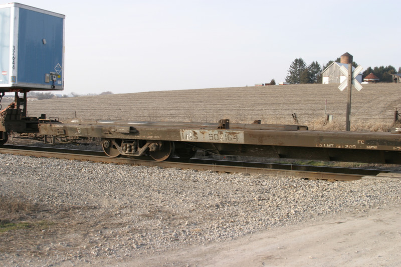 ex-IAIS 902164 (now HS 903164) at Atalissa, IA, on 29-Dec-2004