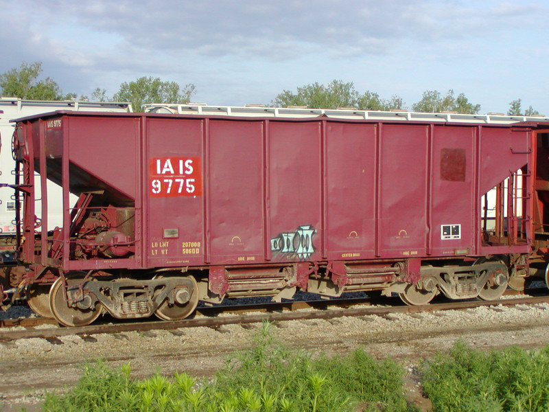 IAIS 9775 at Council Bluffs, IA, on 20-Jun-2001