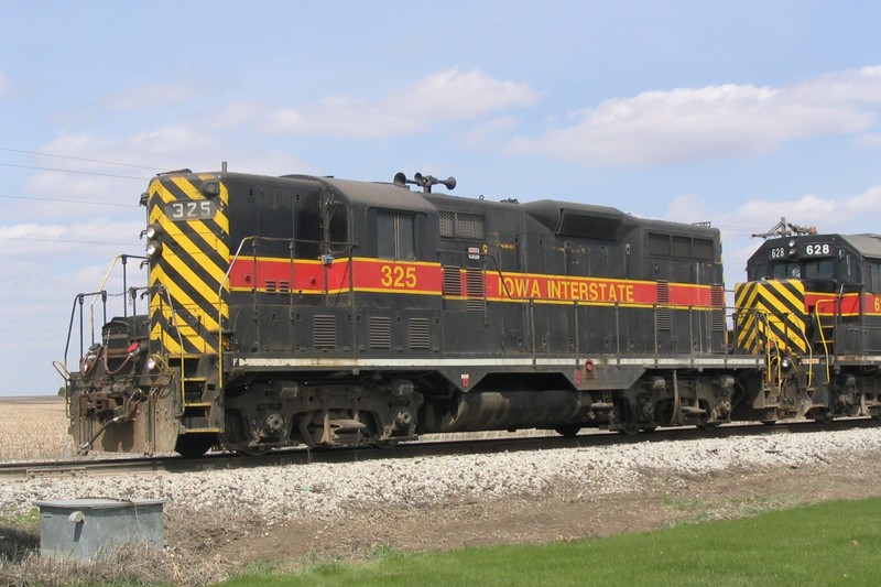 IAIS 325 leads near Wilton, IA, on 12-Apr-2004