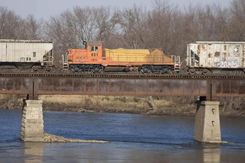 IAIS 481 over the Cedar River at Moscow, IA. 5-Dec-2009.