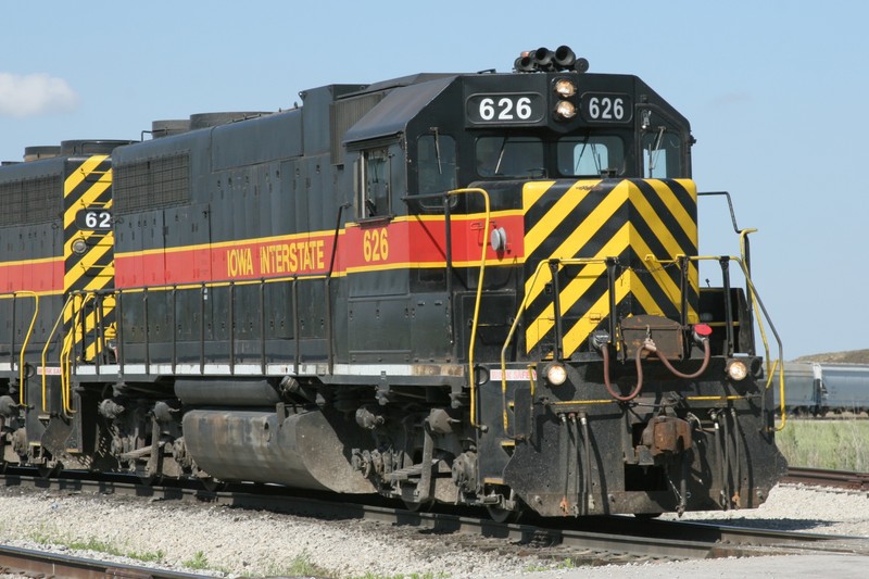 IAIS 626 leads eastward at Newton, IA, on 1-Jun-2006