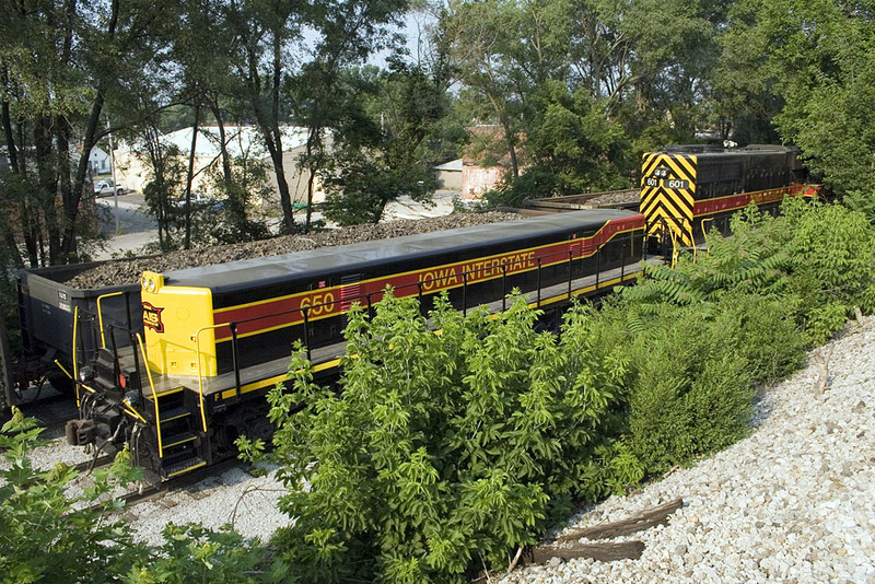 New IAIS slug set 650/601 at the IC&E interchange.  Davenport, IA.  17-Jun-2007.