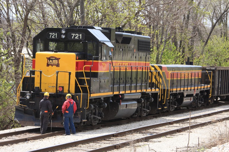 IAIS 721 and 651 leading the line of interchange cars at Missouri Division Junction