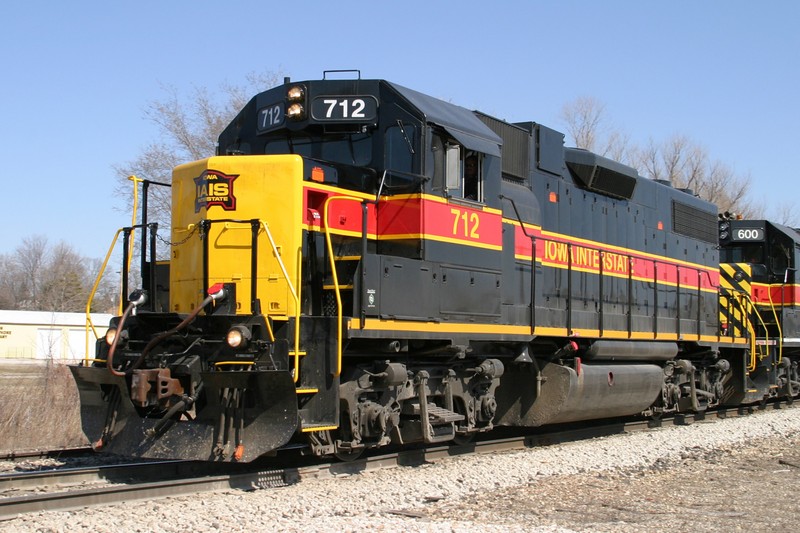 IAIS 712 westbound with BICB at Wilton, IA, on 16-Mar-2005