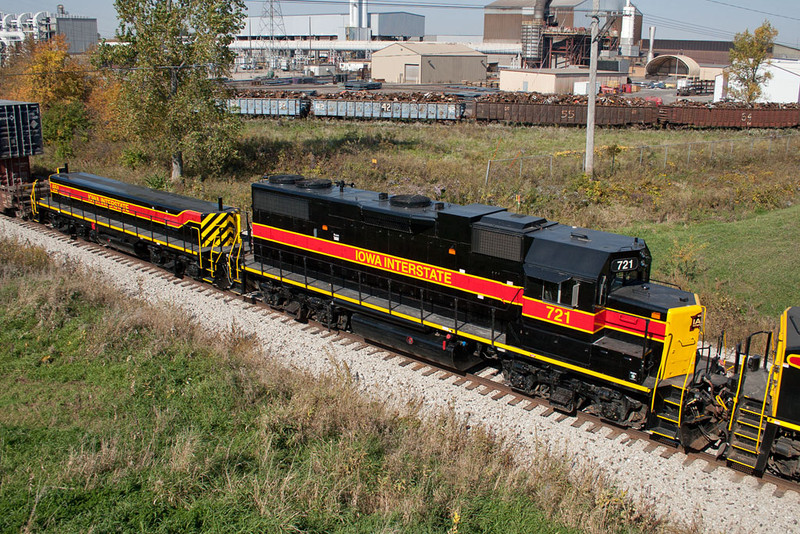 Mated with IAIS 651 at Wilton, IA.  October 6, 2011.