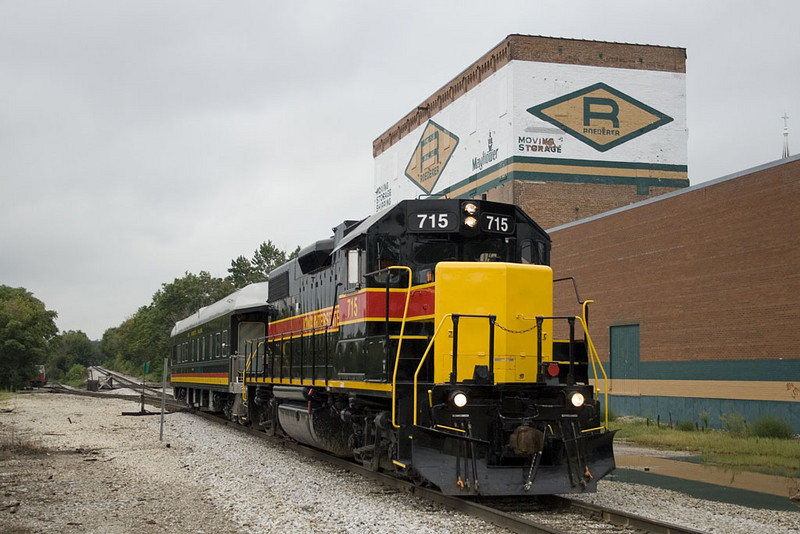 PICBI-20 heads east  with IAIS biz car Hawkeye at Taylor St in Davenport.  20-Aug-2007.