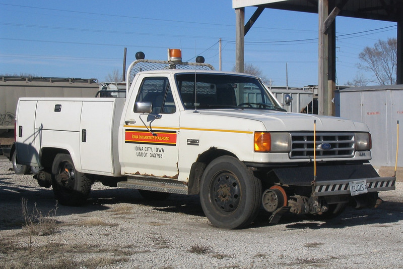 Ford F-250 hi-rail in Rock Island, IL on 3/31/05.