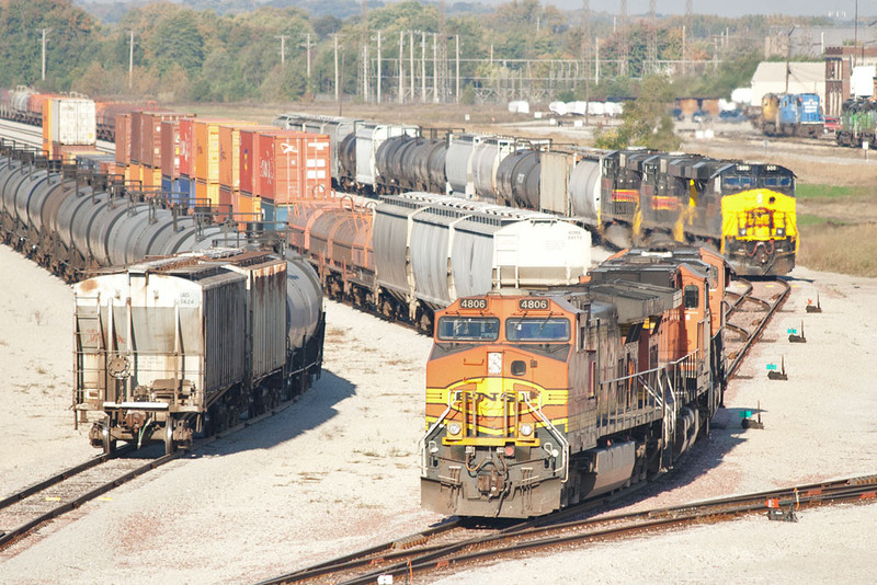 IAIS 500 sits in the clear for the BNSF power at Silvis.