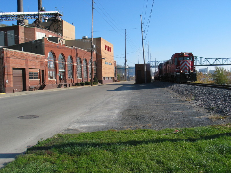 Ill. Railnet's Zearing job passes the old Peru light plant.  For any of you power plant buffs out there, this one is a real gem!  Nov. 3, 2006.