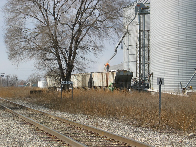 Loading grain cars at Marengo, Dec. 18, 2006.