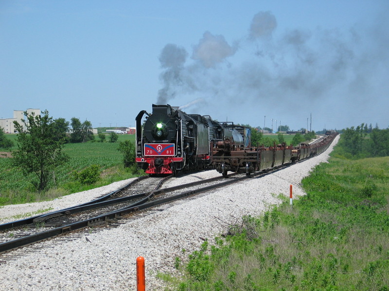 Leaving Newton siding westbound to Booneville on the ferry move, June 8, 2007.