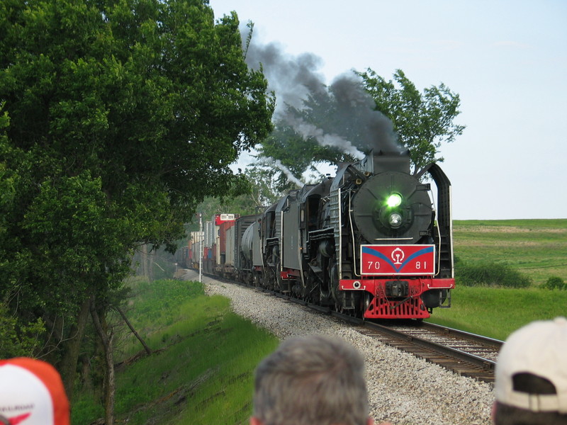 Approaching the unscheduled water stop.  This is west of Hancock at I think around mp464 at the paved bell crossing near the old RI tri color signals.