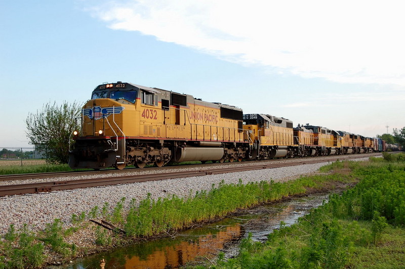 UP's eastbound DMPR, detouring over Iowa Interstate, at Newton, June 11, 2008.  Photo by Larry Hamilton.