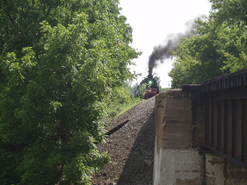 Steamers eastbound NE of Altoona on June 10, 2007 (photo by David Petersen)